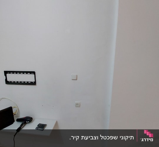 קיר לבן עם מדף וכלים שונים